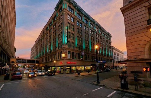 Downtown Louisville House | 2 Connecting Suites at a 4⭐️ Hotel