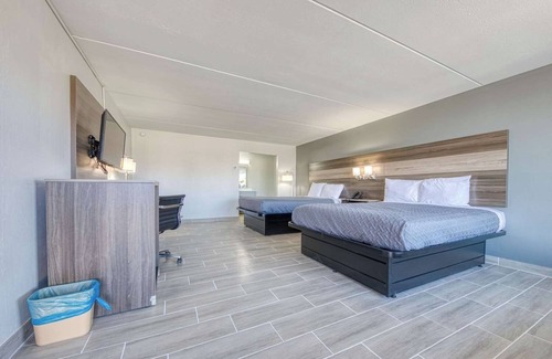 Revelo Hotel | 2 Cozy Rooms off Hwy 27 w/Outdoor Pool, Free Breakfast - Near Big South Fork