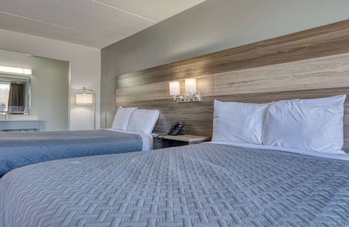 Revelo Hotel | 2 Cozy Rooms off Hwy 27 w/Outdoor Pool, Free Breakfast - Near Big South Fork