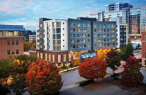Greenville Downtown Apartment | 2 Double Queen Rooms + Sofa Beds, Free Breakfast, Walk to Peace Center