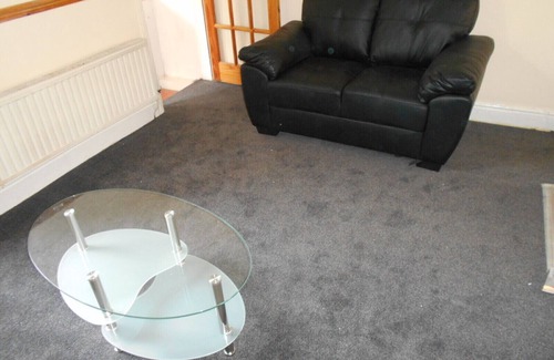 Liverpool House | 2 Ensuite Bedrooms - Cosy Homes - Home away from home, Sleeps 6