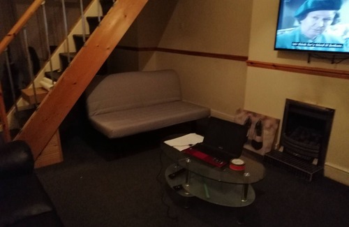 Liverpool House | 2 Ensuite Bedrooms - Cosy Homes - Home away from home, Sleeps 6