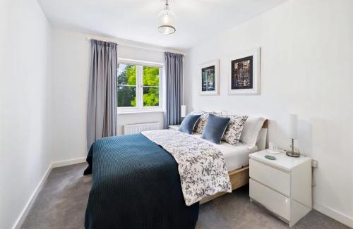 Epsom House | 2 Ensuite beds house, sleep 4 With free parking, Self Check-in, and Close link to London, Zone 6