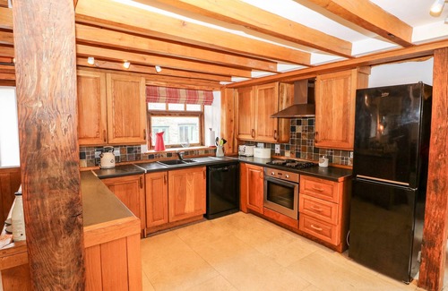 Haverfordwest Cottage | 2 FENTON HOME FARM, pet friendly, with hot tub in Haverfordwest