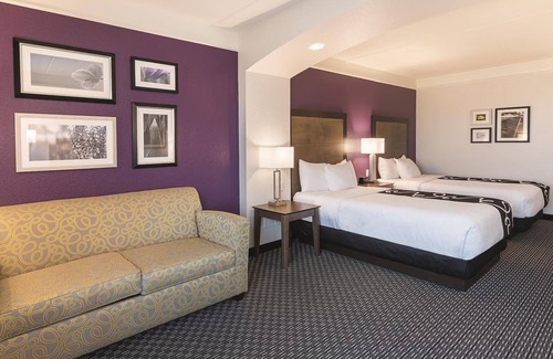 Arlington Hotel | 2 Full Beds w/Full-Sized Sleeper Sofa, La Quinta Inn, Dive in Nearby Adventures