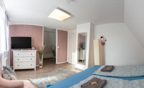 Memmingen House | #2 Großes Zimmer mit Pool und Garten