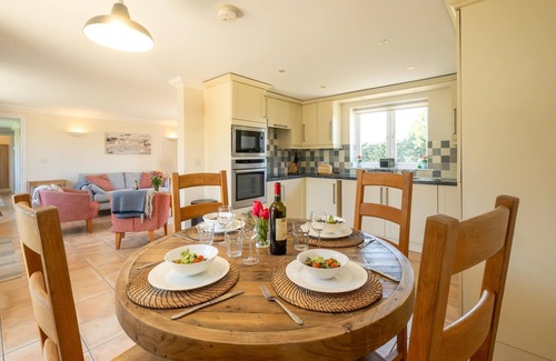 Saxmundham Apartment | 2 Hazelwood - sleeps 4 guests in 2 bedrooms