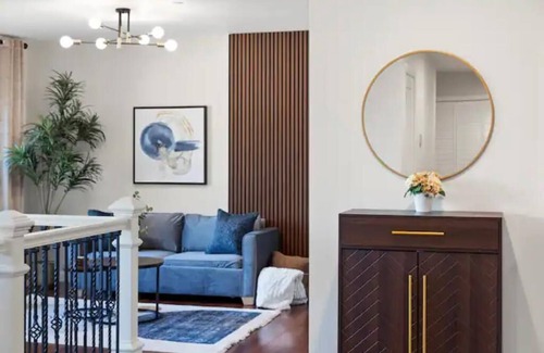 Seattle Metro Area House | 2 Homes Perfect for Large Groups