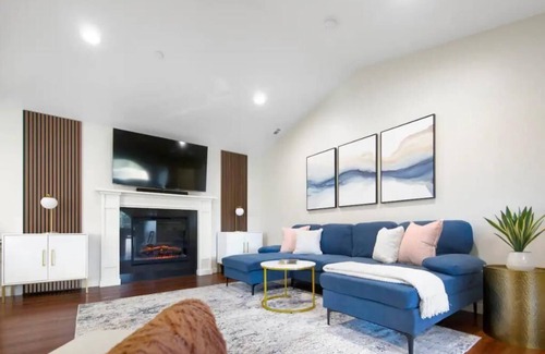Seattle Metro Area House | 2 Homes Perfect for Large Groups