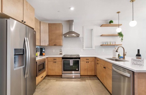 East Nashville House | 2 Homes Side by Side , Sleeps 24- Mins to Broadway