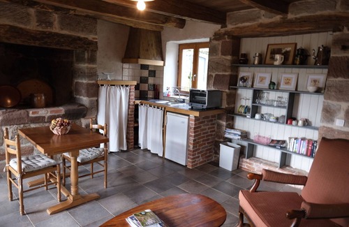 Saint-Cyr-la-Roche House | 2 houses with swimming pool and garden, for peaceful vacations.