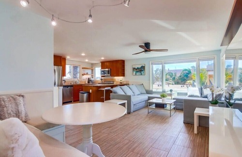 Central Mission Beach House | 2 Houses to Ocean * 3 Levels+Sky Deck * Hot Tub * Ocean Views