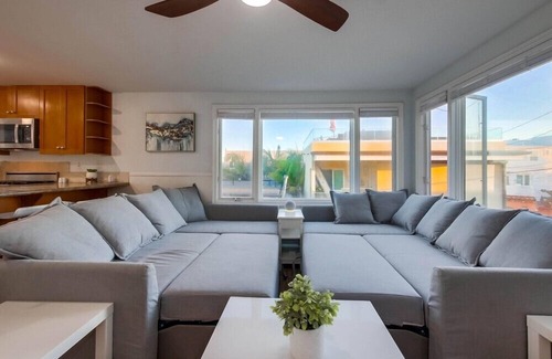 Central Mission Beach House | 2 Houses to Ocean * 3 Levels+Sky Deck * Hot Tub * Ocean Views