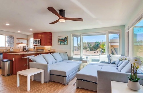 Central Mission Beach House | 2 Houses to Ocean * 3 Levels+Sky Deck * Hot Tub * Ocean Views