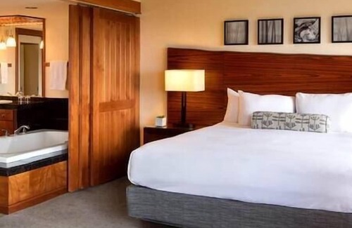 Carmel Highlands Resort | 2 Hyatt Club Carmel , Comfy Beds, Spa, Concierge