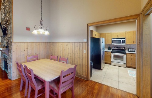 Pigeon Forge Apartment | 2 King bed Condo close to Trailhead- Unit 322, 2 King bed Condo close to Trailhead- Unit 322