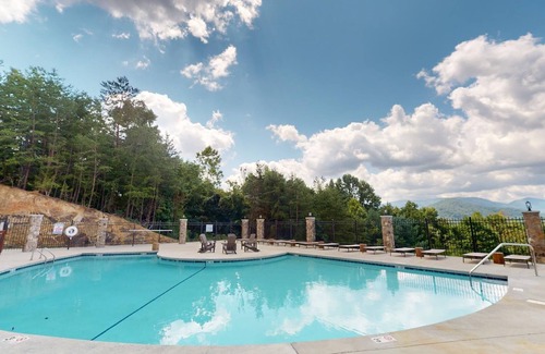 Pigeon Forge Apartment | 2 King bed Condo close to Trailhead- Unit 322, 2 King bed Condo close to Trailhead- Unit 322