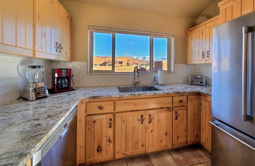 Moab South Valley House | 2 King Beds, Amazing Views, Pool-seasonal & Hot tub-year round