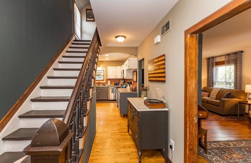 Manhattan House | 2 King Beds! Center of town! Pet friendly