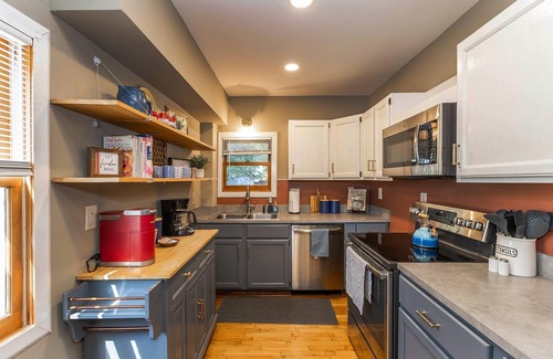Manhattan House | 2 King Beds! Center of town! Pet friendly