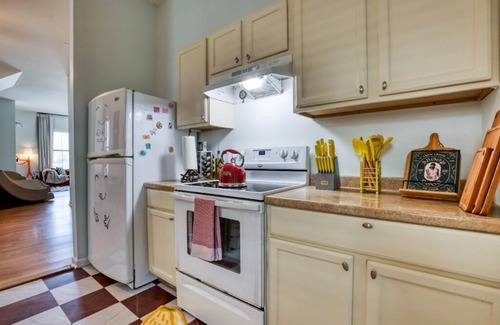 Thomas Square House | 2 King Beds, Massage Chair, Air Hockey Near DT & Forsyth Park