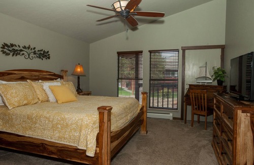 Dillon Condo | 2 King Beds - Million $$ Lake & Mountain View