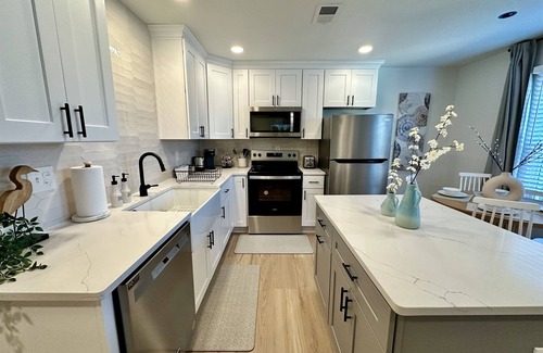 East Ocean View Apartment | 2 King Beds - Top Floor End Unit 10