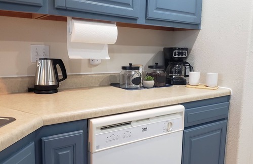 Waynesville House | 2 King Rooms+2 Queen Rooms~ Spacious Yard~ 15mins to FLW gate.