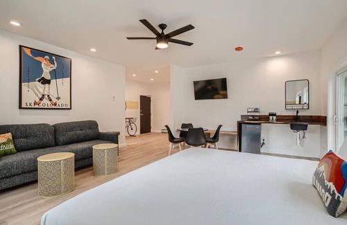 Idaho Springs Hotel | 2 King Suite w/Private Bedroom, Balcony in Boutique Mtn Motel