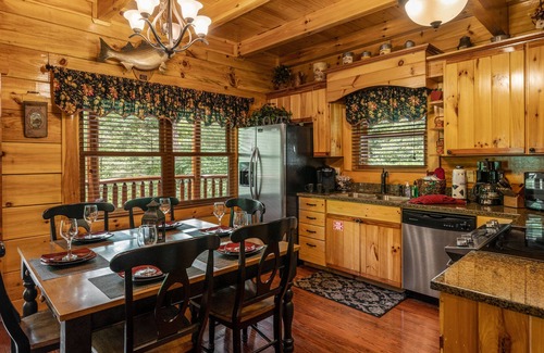 Gatlinburg - Pigeon Forge Cabin | 2 KING SUITES, BOOK NOW FOR SPRING & SUMMER!
