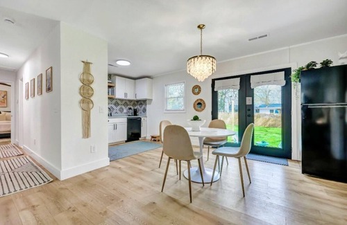 North Charleston House | 2 Kings 1 Queen, 2 Baths, 5 minutes to Airport, 15 minutes Downtown, Fenced Yard