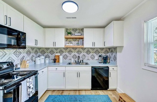 North Charleston House | 2 Kings 1 Queen, 2 Baths, 5 minutes to Airport, 15 minutes Downtown, Fenced Yard