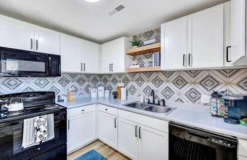 North Charleston House | 2 Kings 1 Queen, 2 Baths, 5 minutes to Airport, 15 minutes Downtown, Fenced Yard