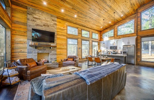 Hochatown Cabin | 2 Kings, Playset, Hot Tub & Games in Hochatown