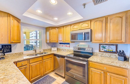 Redington Shores Condo | 2 Kings! Pool & Beach View! Updated, Steps to Sand - 502