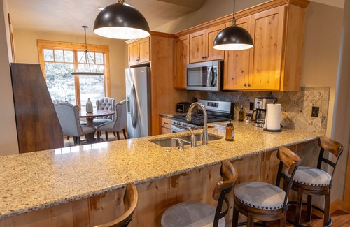 Powell Butte Cabin | 2 Kings+Twin | Hot Tub | Fire Table | Modern Cabin