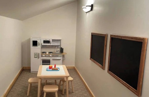 Angel Fire House | 2 kitchens, hot tub, playroom, non-toxic, <5 to golf