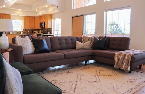Angel Fire House | 2 kitchens, hot tub, playroom, non-toxic, <5 to golf