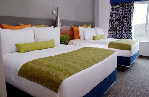 Circleville Resort | 2 Large Accommodations! With Indoor Waterpark & Arcade Access! Free Parking!