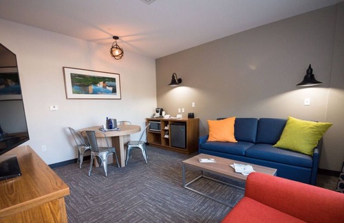 Circleville Resort | 2 Large Accommodations! With Indoor Waterpark & Arcade Access! Free Parking!