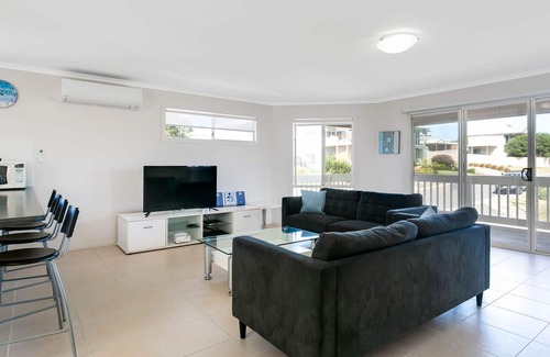 Hayborough House | 2 living areas and bathrooms. Short Walk to beach.