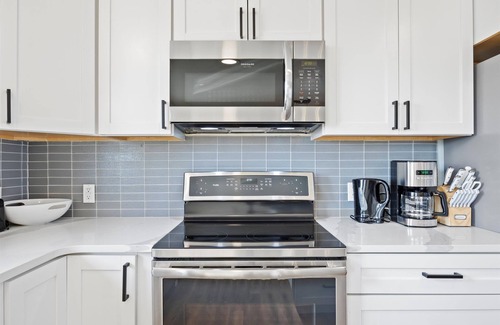 Pasco House | 2 Living Spaces, Close to HAPO Center, Airport, River, and Park