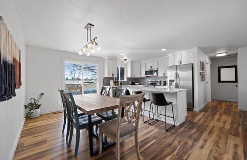 Pasco House | 2 Living Spaces, Close to HAPO Center, Airport, River, and Park