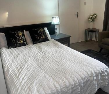 Basildon House | 2 Luxury Interconnecting Twin Rooms-Shared Space
