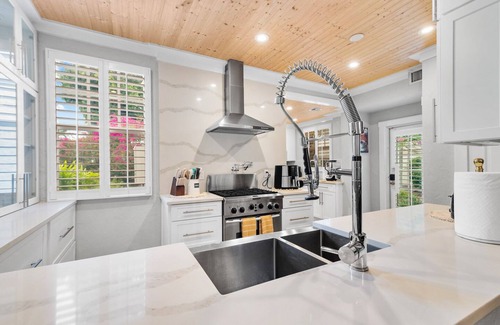 Northboro Park House | 2 Mansions! | Free Pool Heat | Garden & BBQ | Sleeps 22-8 BR