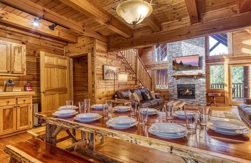Pigeon Forge Cabin | 2 Master Suites! 9-Hole Putt-Putt! Walk to Parkway