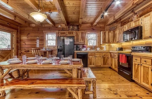 Pigeon Forge Cabin | 2 Master Suites! 9-Hole Putt-Putt! Walk to Parkway