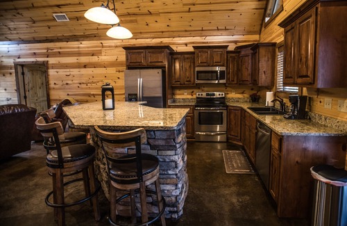 Hochatown Cabin | 2 Master Suites W/king Beds. Hot tub, and Fireplace A Luxury Cabin