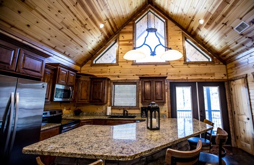 Hochatown Cabin | 2 Master Suites W/king Beds. Hot tub, and Fireplace A Luxury Cabin
