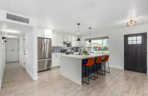 South Scottsdale House | 2 Masters | 4King Beds | 3 Showers | Pool & Hottub